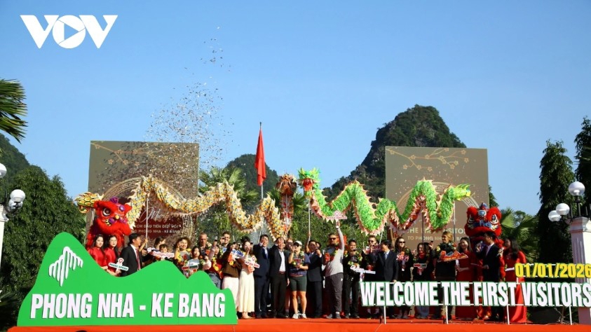 Positive signals for nationwide tourism as Vietnam welcomes first visitors of 2026